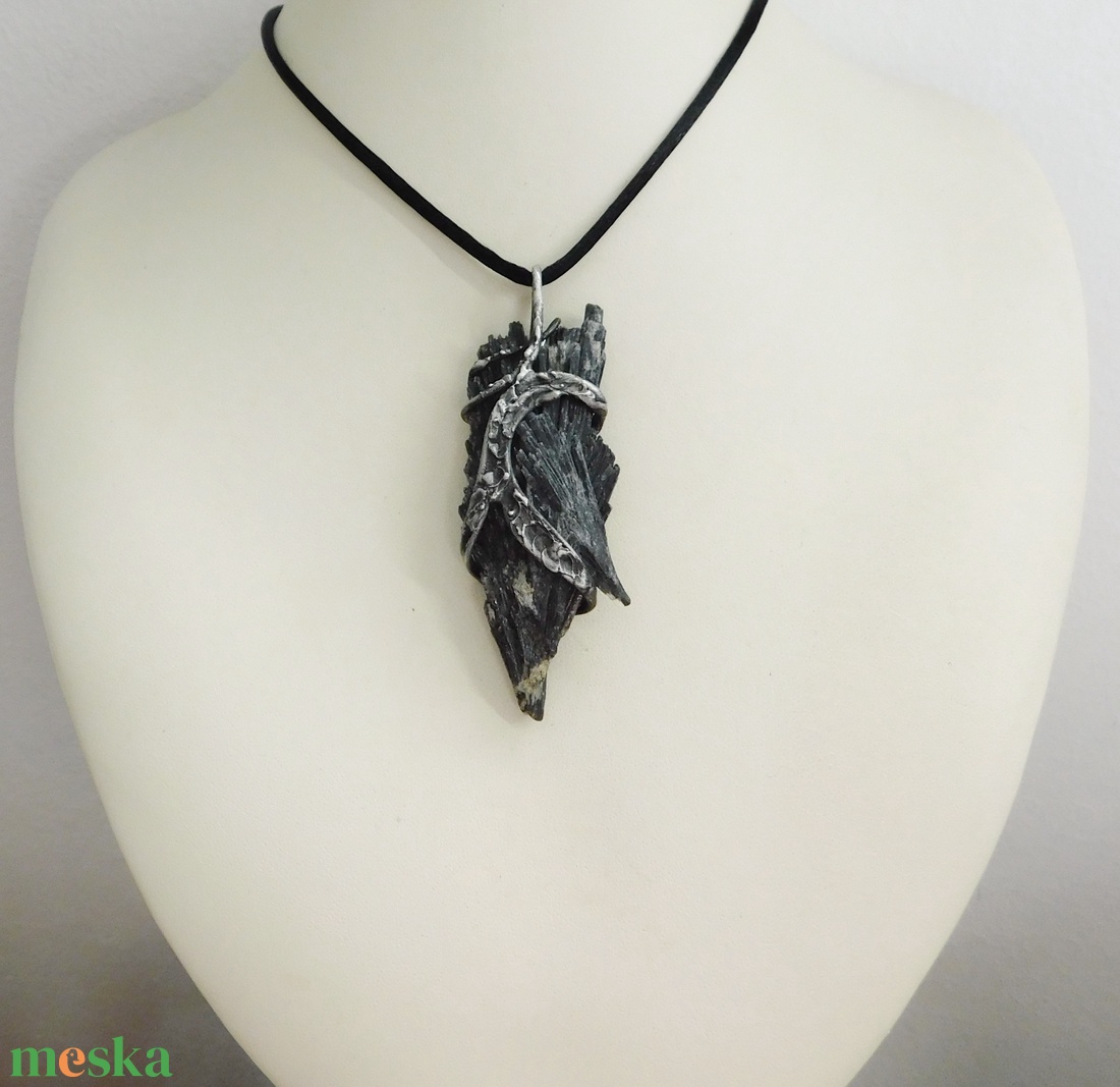 Nyers fekete kianit medál - ékszer - nyaklánc - hosszú nyaklánc - Meska.hu