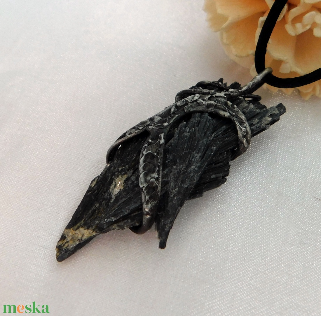 Nyers fekete kianit medál - ékszer - nyaklánc - hosszú nyaklánc - Meska.hu