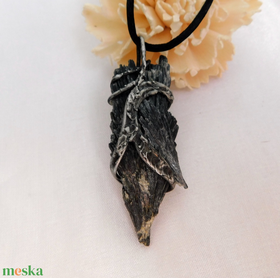 Nyers fekete kianit medál - ékszer - nyaklánc - hosszú nyaklánc - Meska.hu