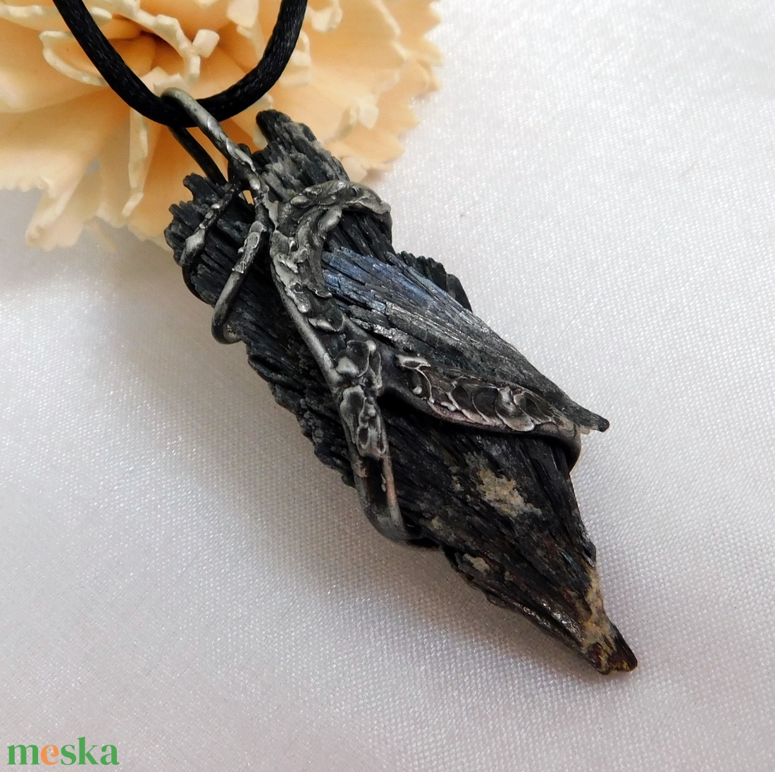 Nyers fekete kianit medál - ékszer - nyaklánc - hosszú nyaklánc - Meska.hu