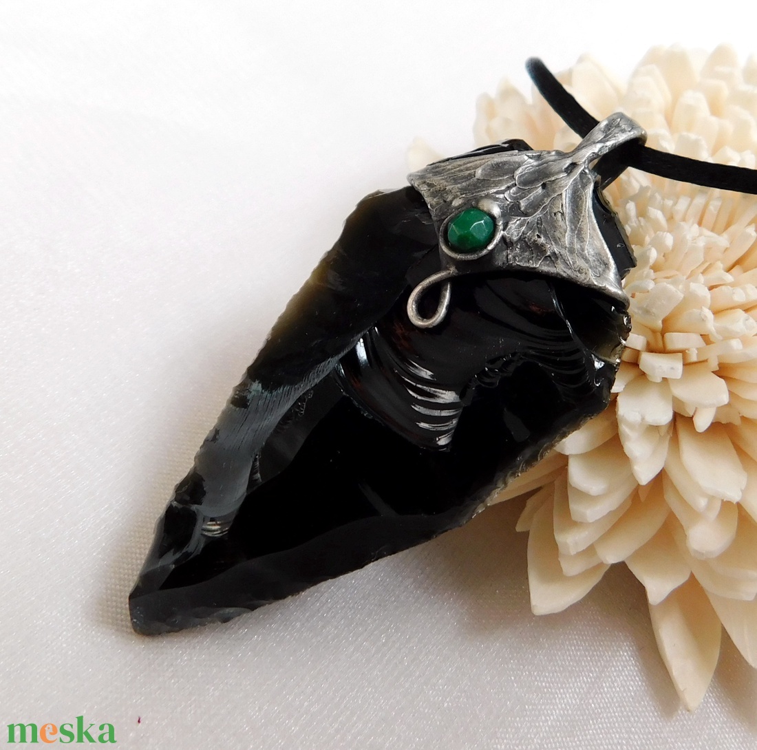 Obszidián nyílhegy medál jádéval - ékszer - nyaklánc - medál - Meska.hu