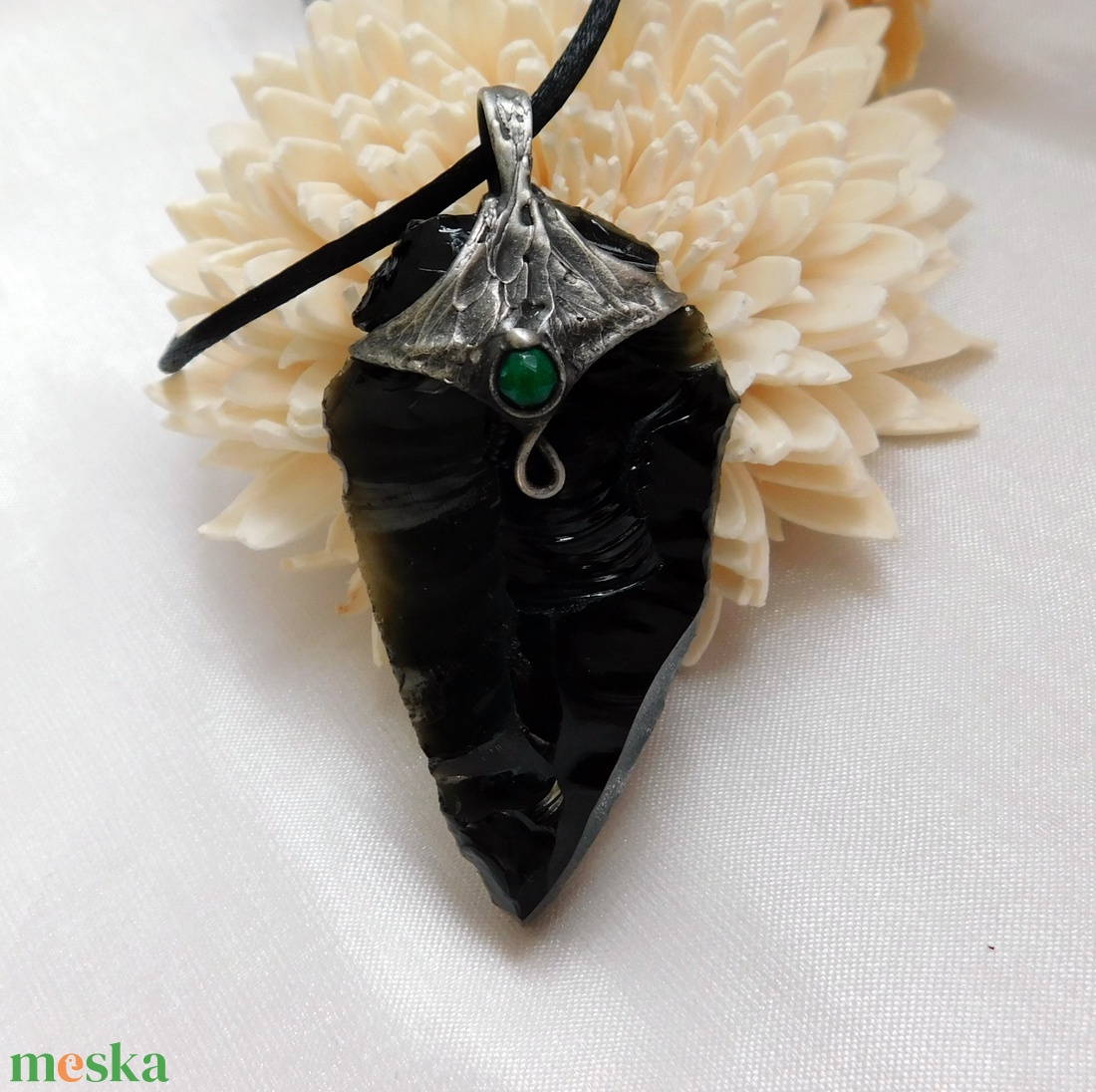 Obszidián nyílhegy medál jádéval - ékszer - nyaklánc - medál - Meska.hu