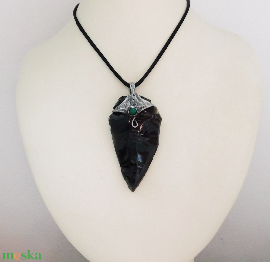 Obszidián nyílhegy medál jádéval - ékszer - nyaklánc - medál - Meska.hu