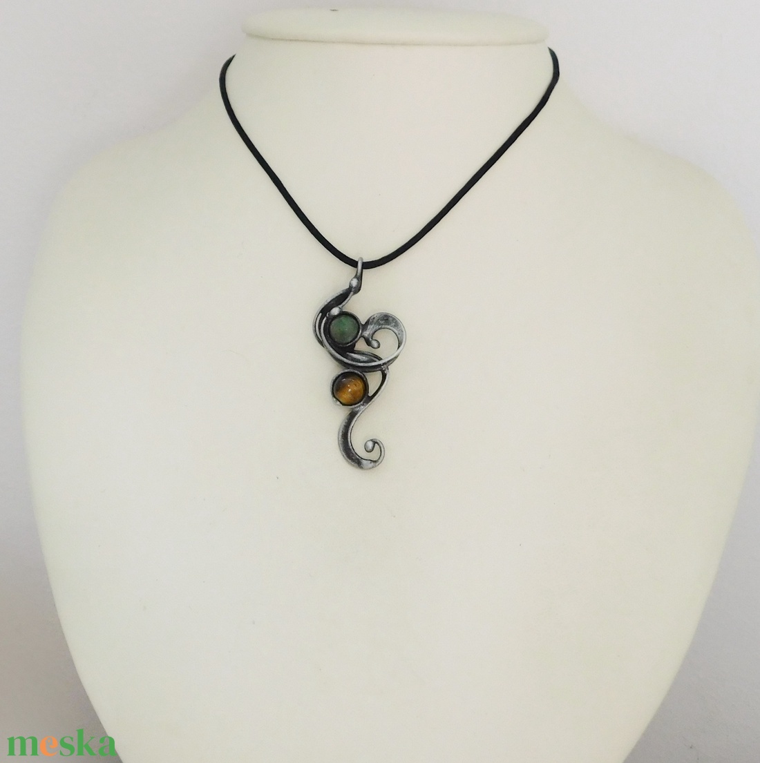 Medál nefrittel és tigrisszemmel - ékszer - nyaklánc - medál - Meska.hu
