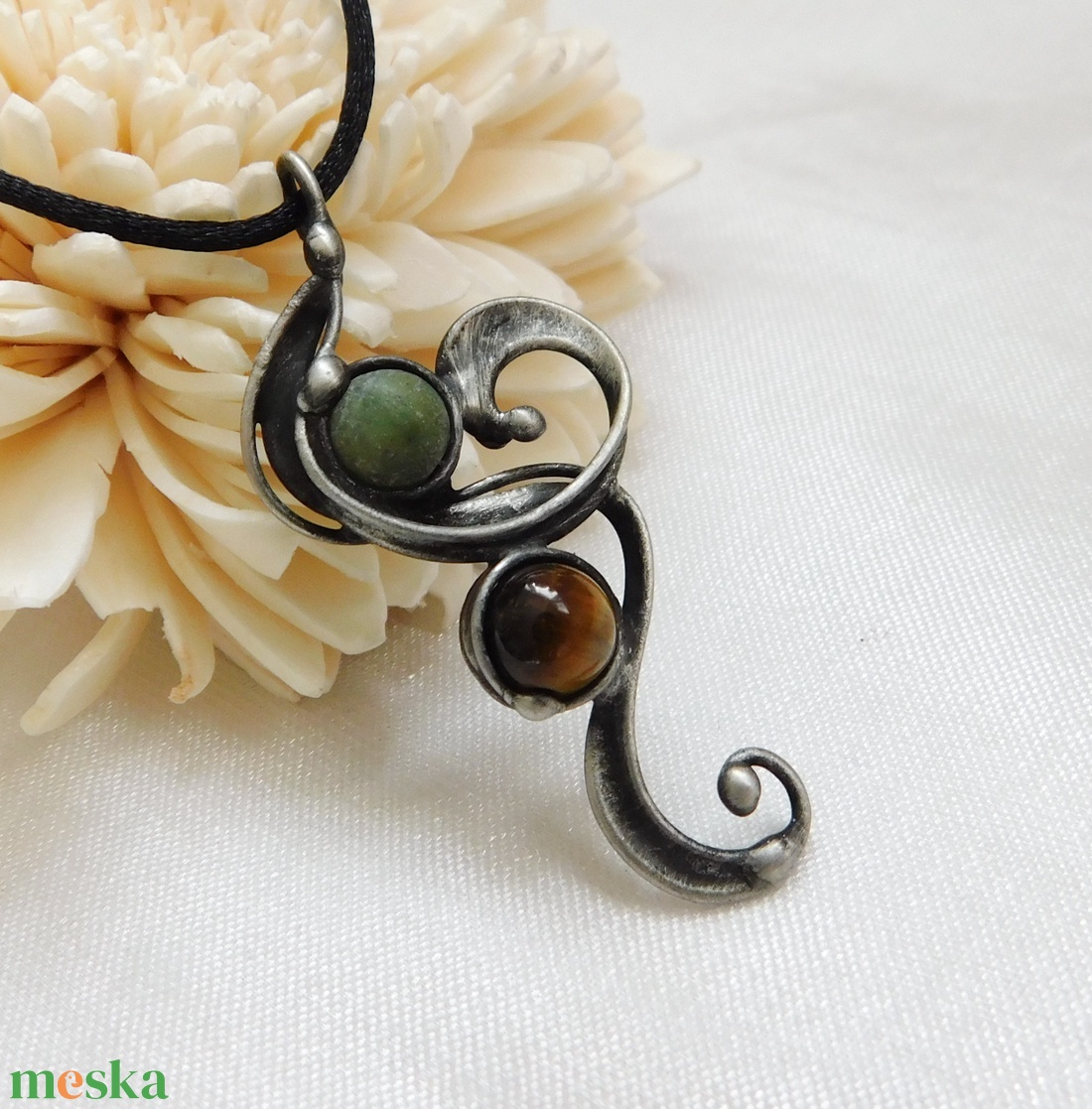 Medál nefrittel és tigrisszemmel - ékszer - nyaklánc - medál - Meska.hu