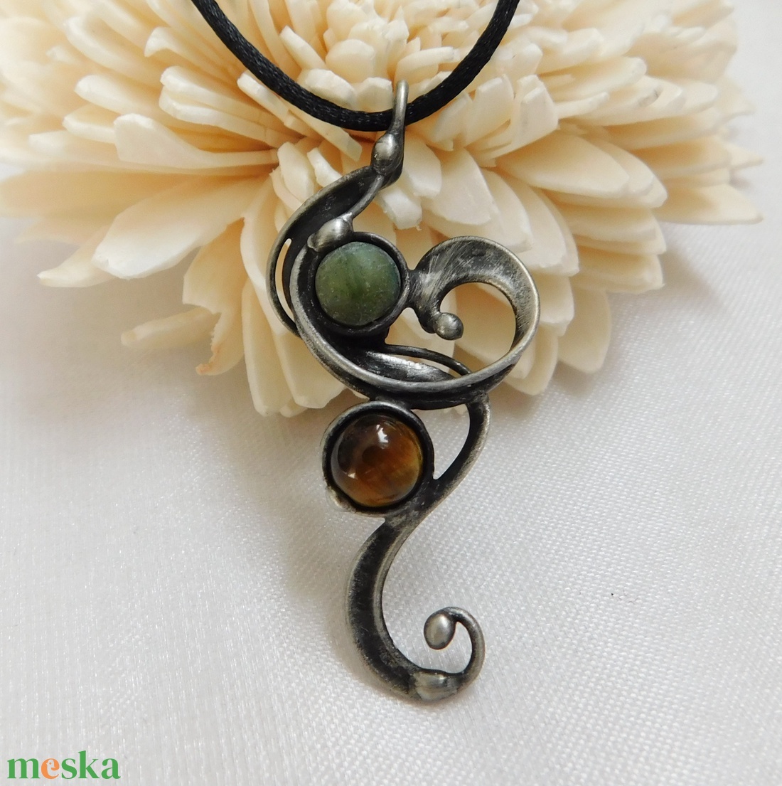 Medál nefrittel és tigrisszemmel - ékszer - nyaklánc - medál - Meska.hu