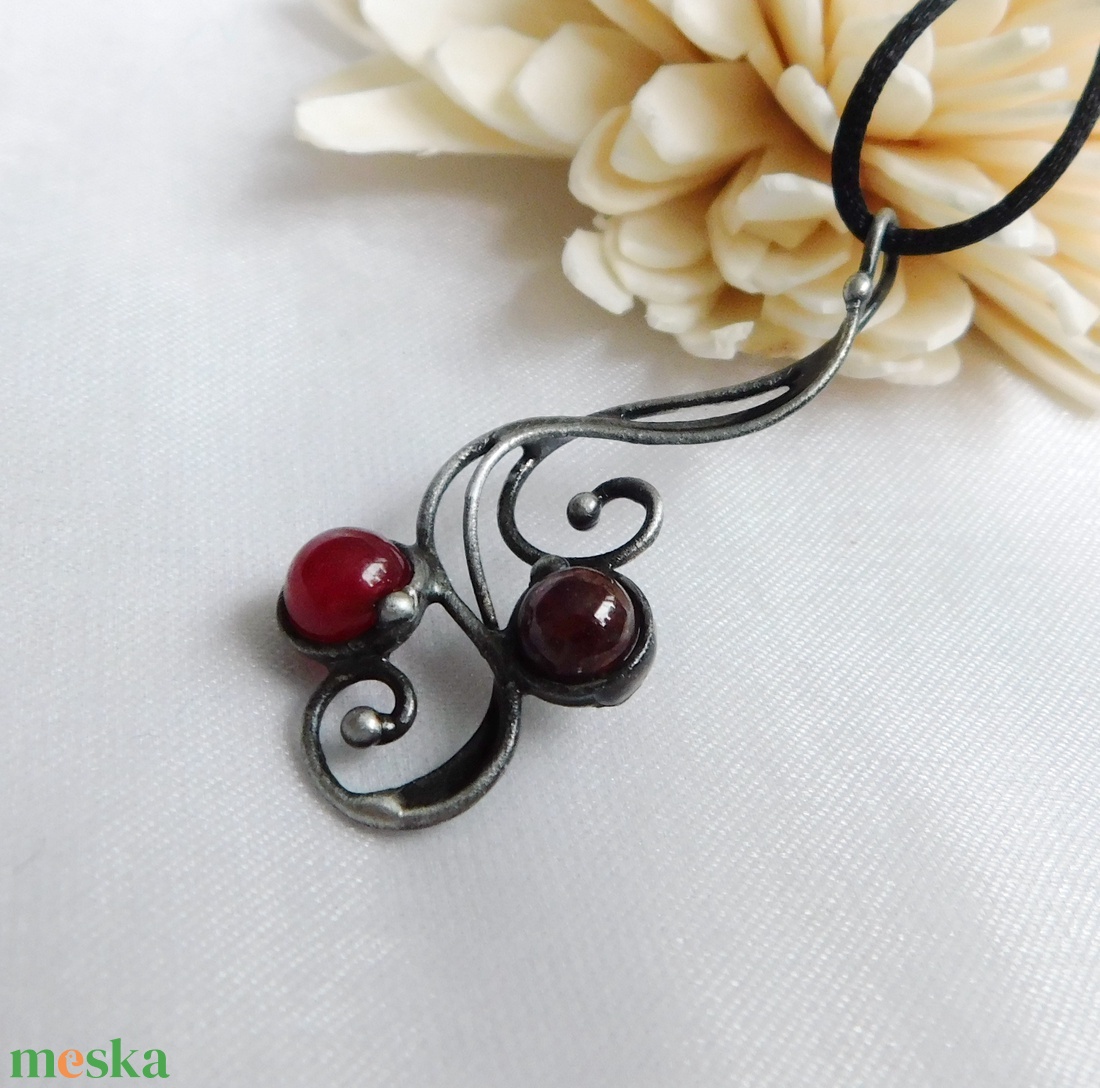 Gránát medál jádéval - ékszer - nyaklánc - medálos nyaklánc - Meska.hu