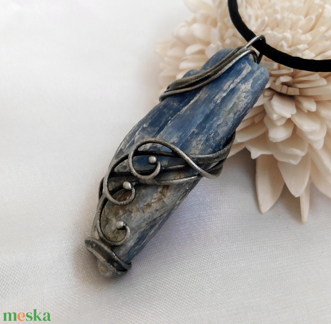 Kétoldalas nyers kianit medál  - ékszer - nyaklánc - hosszú nyaklánc - Meska.hu