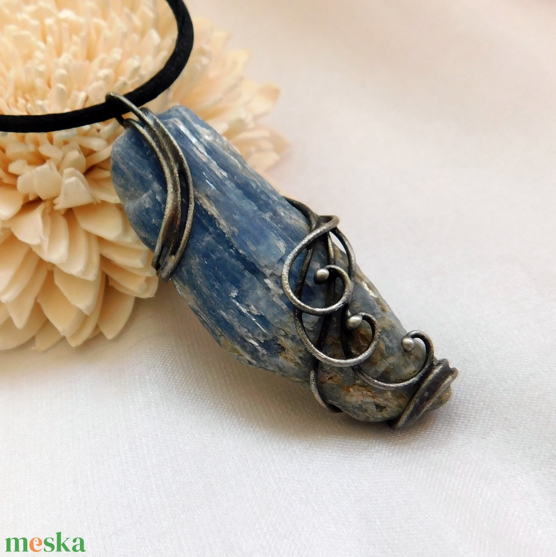 Kétoldalas nyers kianit medál  - ékszer - nyaklánc - hosszú nyaklánc - Meska.hu