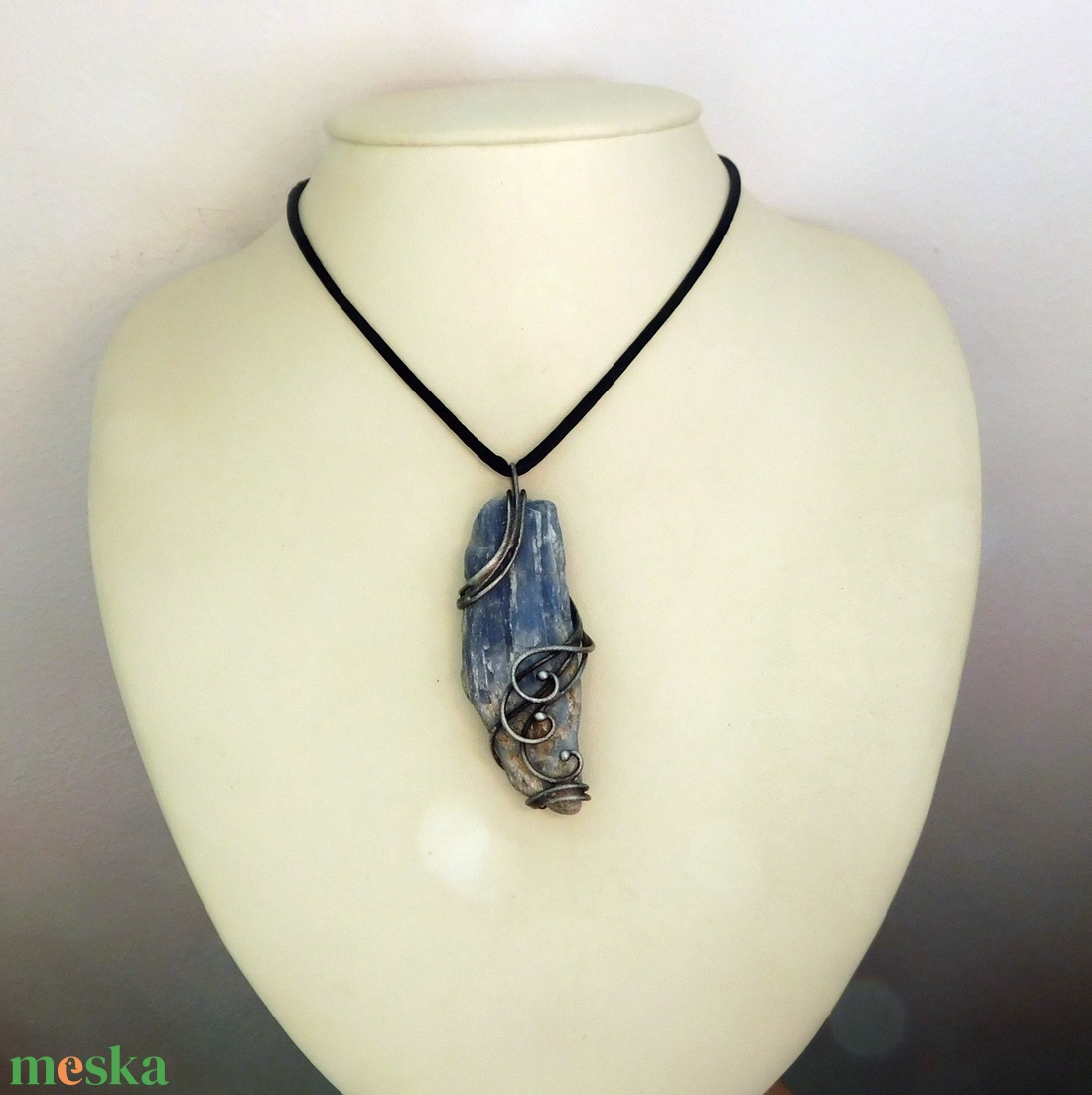 Kétoldalas nyers kianit medál  - ékszer - nyaklánc - hosszú nyaklánc - Meska.hu