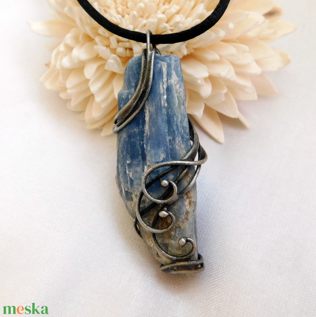 Kétoldalas nyers kianit medál  - ékszer - nyaklánc - hosszú nyaklánc - Meska.hu