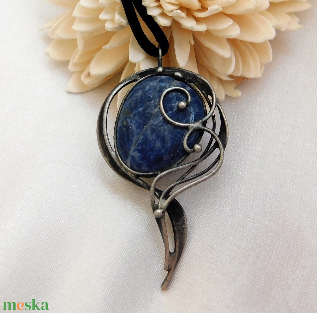 Szodalit medál - ékszer - nyaklánc - medálos nyaklánc - Meska.hu