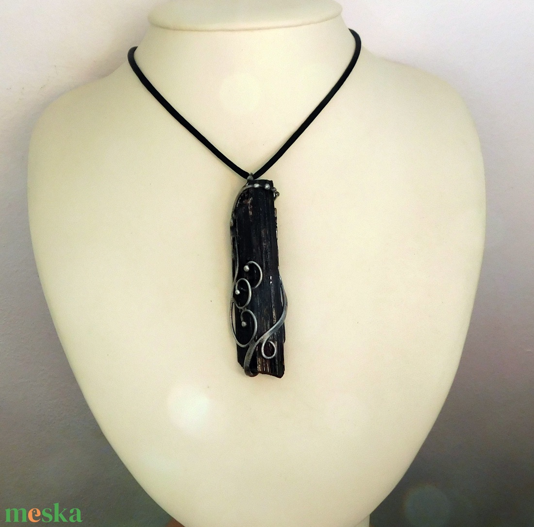 Nyers turmalin medál - ékszer - nyaklánc - medál - Meska.hu