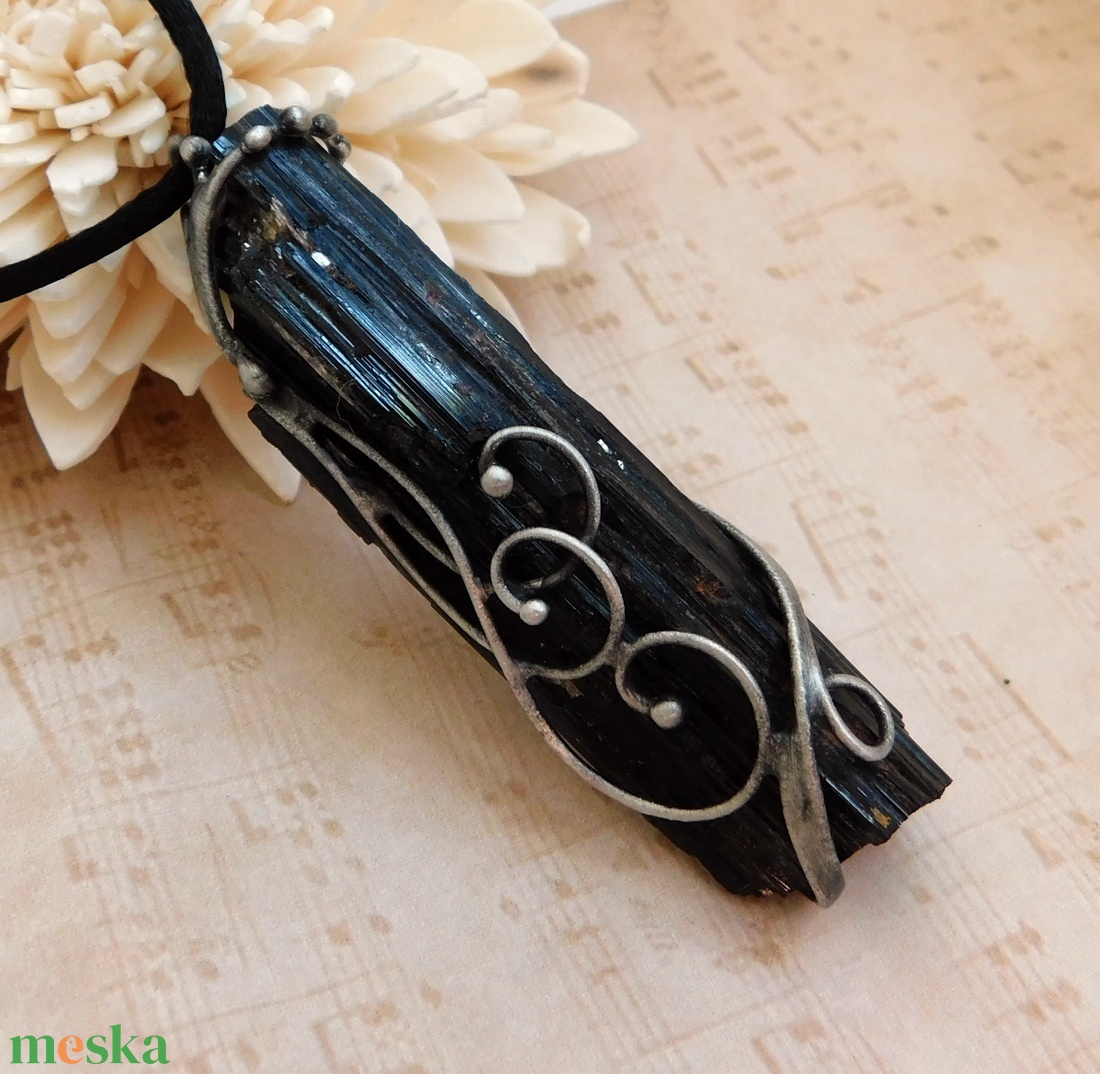 Nyers turmalin medál - ékszer - nyaklánc - medál - Meska.hu