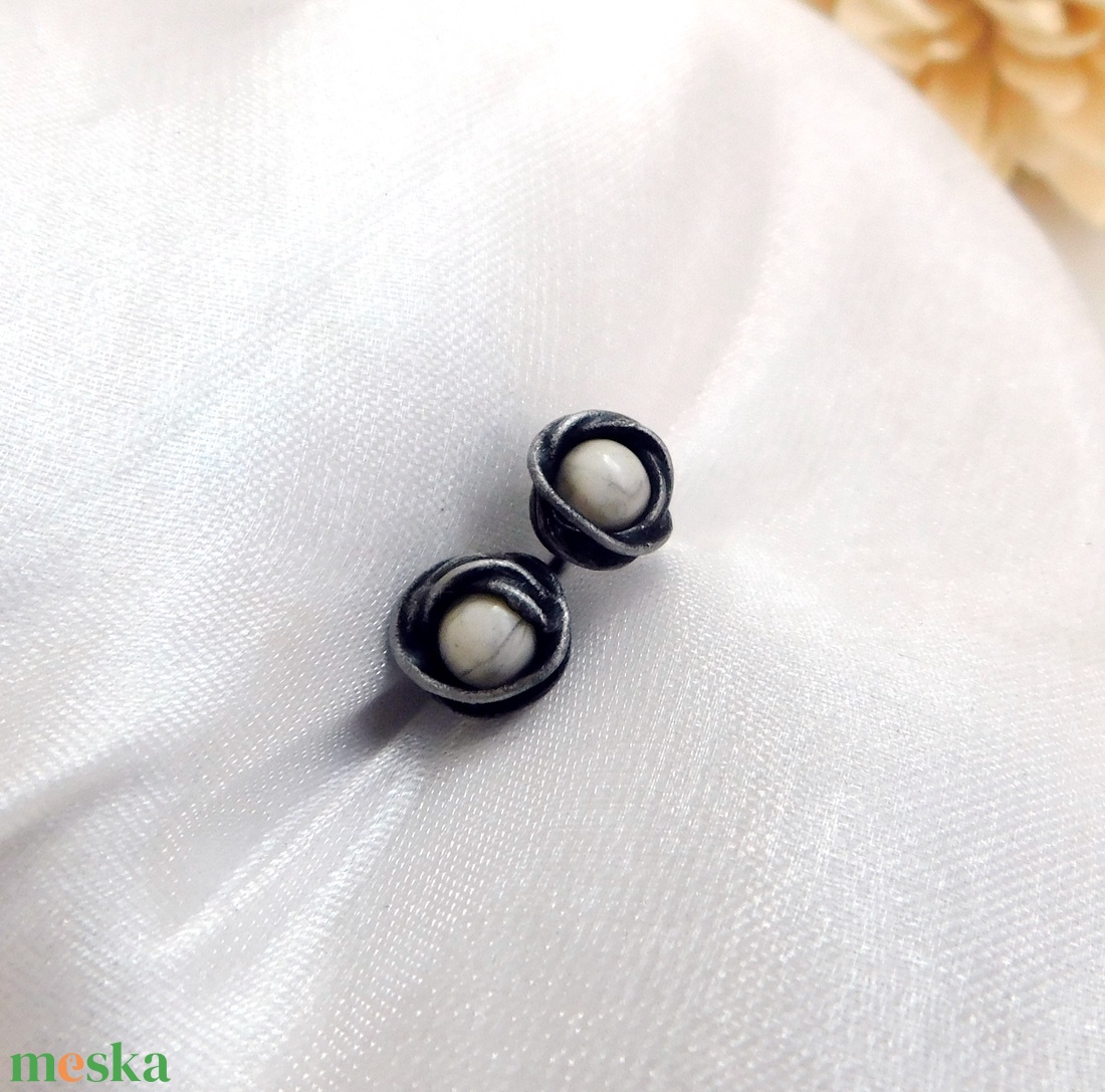 Bedugós howlit fülbevaló - ékszer - fülbevaló - pötty fülbevaló - Meska.hu