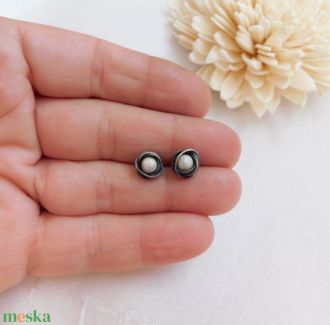 Bedugós howlit fülbevaló - ékszer - fülbevaló - pötty fülbevaló - Meska.hu