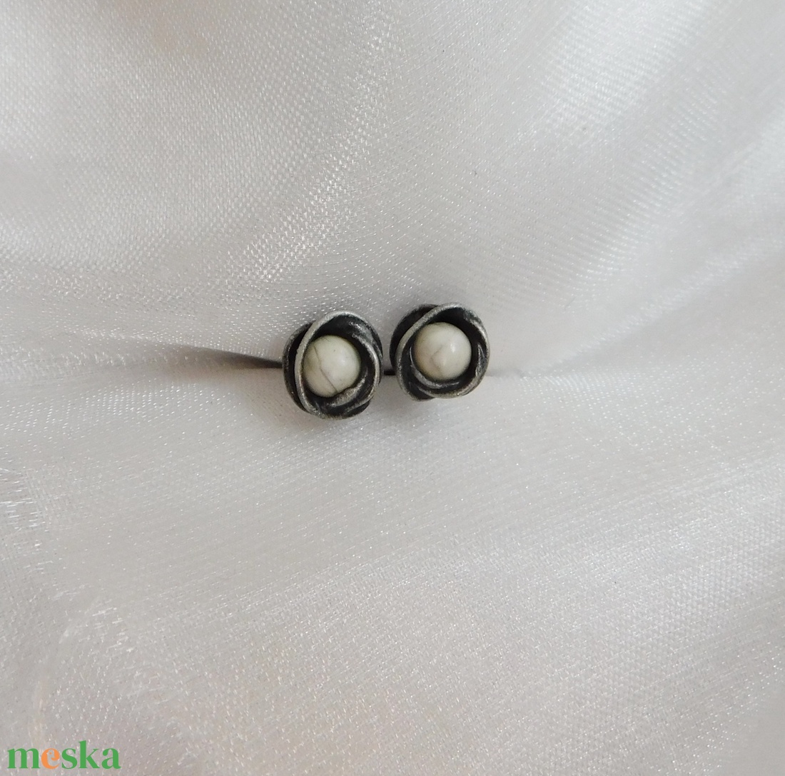 Bedugós howlit fülbevaló - ékszer - fülbevaló - pötty fülbevaló - Meska.hu