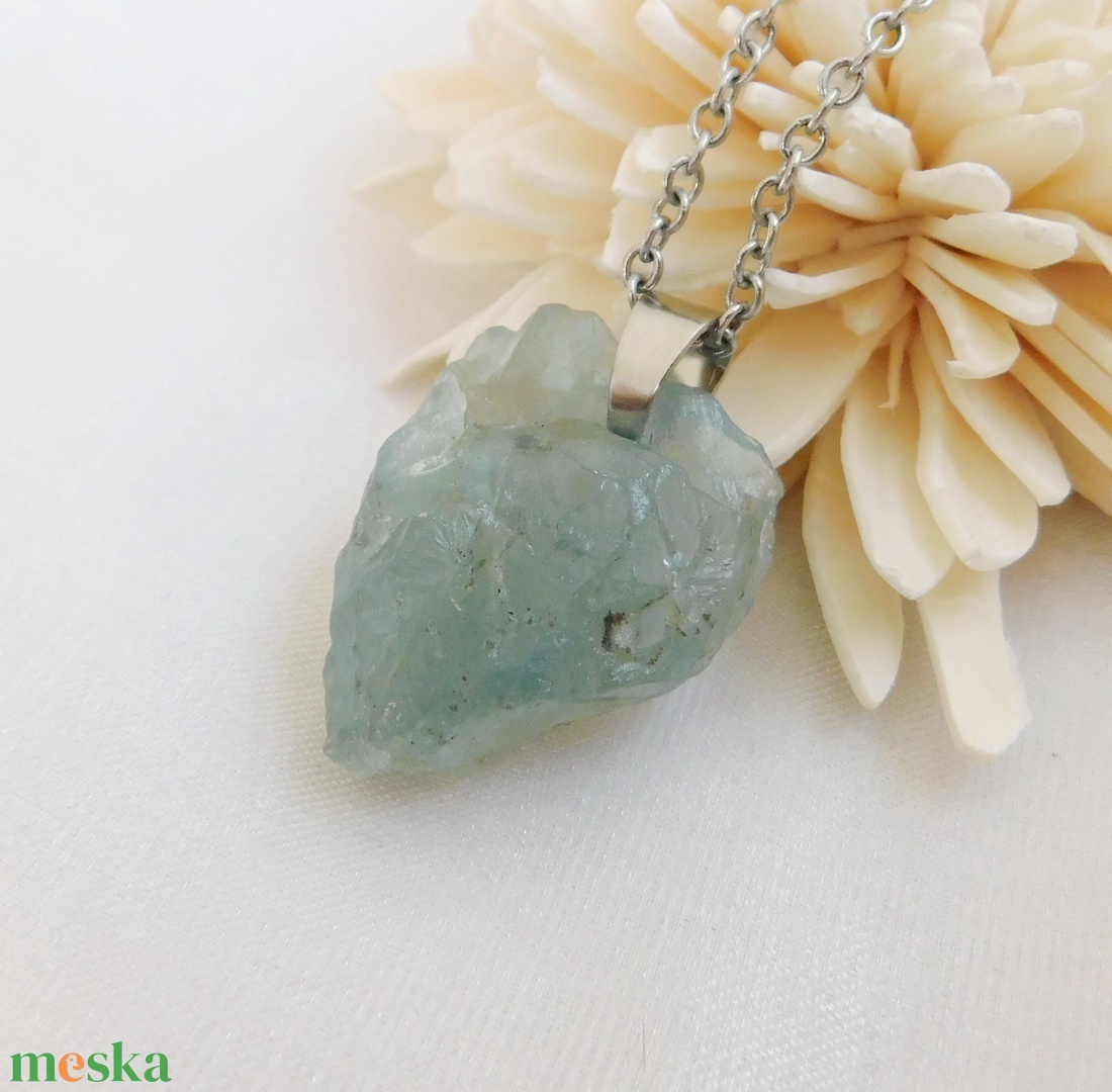 Nyers akvamarin medál acél láncon - ékszer - nyaklánc - medálos nyaklánc - Meska.hu