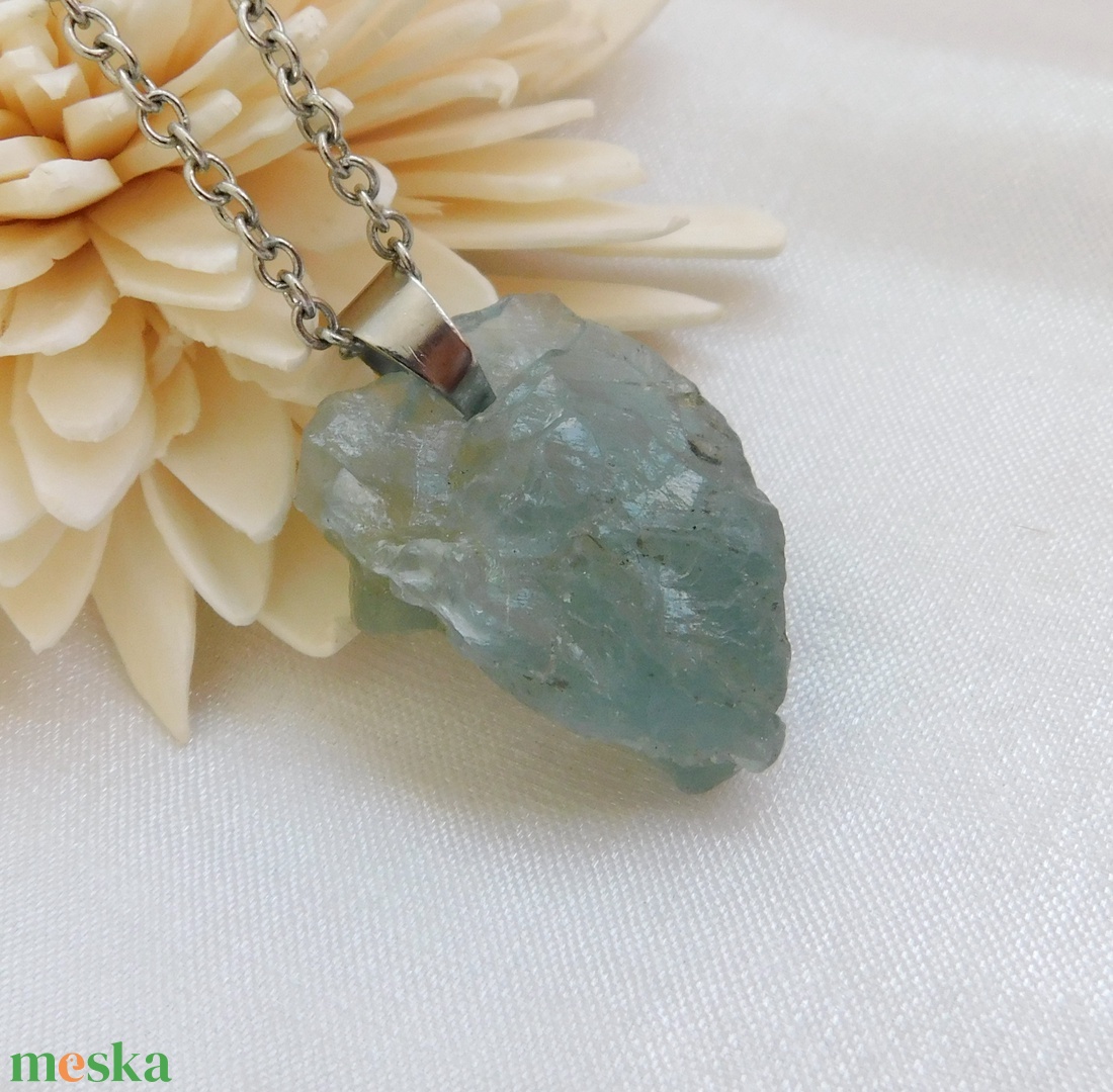 Nyers akvamarin medál acél láncon - ékszer - nyaklánc - medálos nyaklánc - Meska.hu