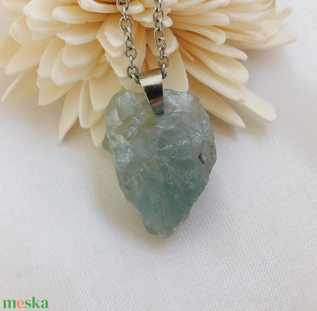 Nyers akvamarin medál acél láncon - ékszer - nyaklánc - medálos nyaklánc - Meska.hu