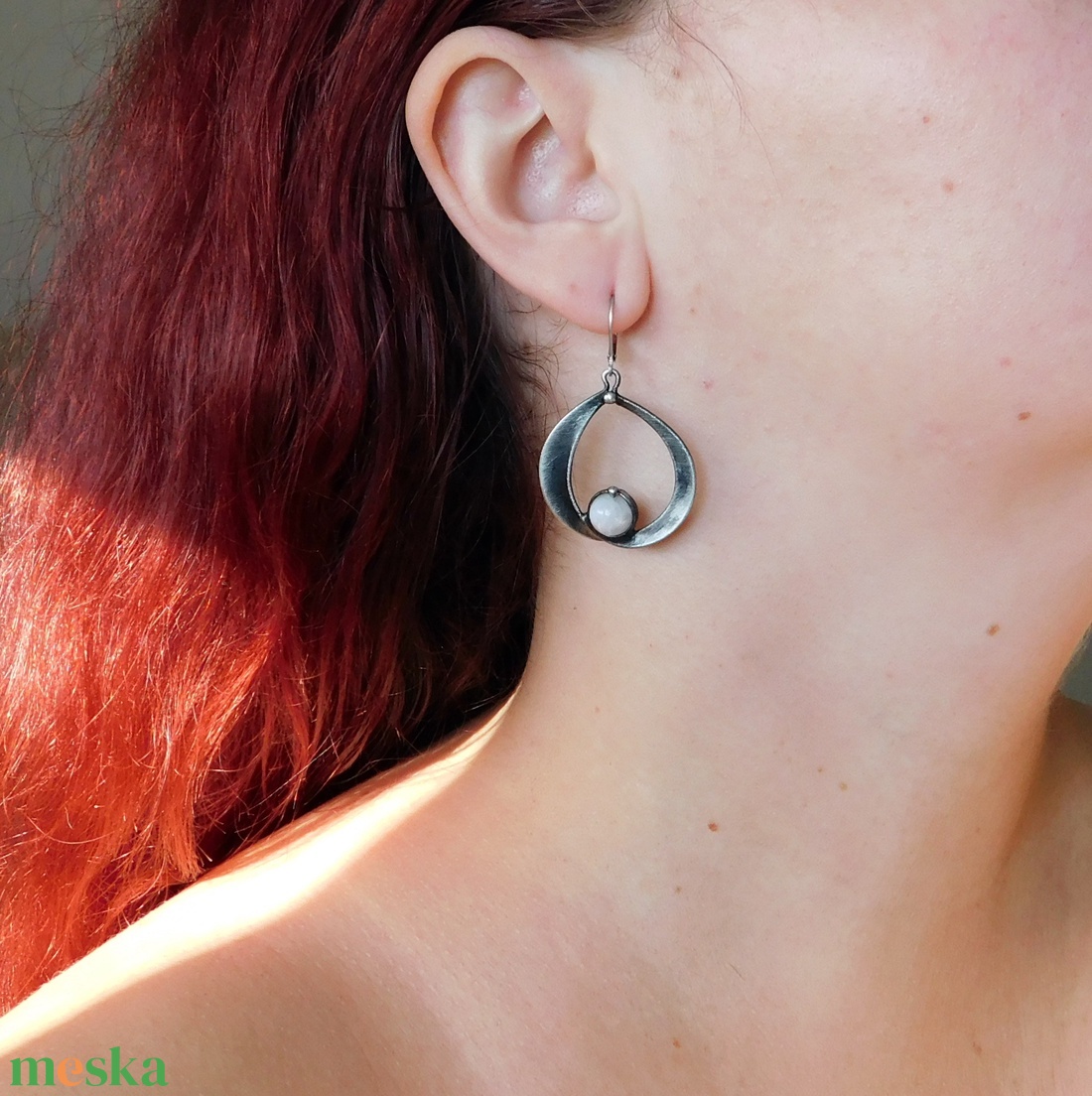 Szivárvány holdkő fülbevaló - ékszer - fülbevaló - lógós kerek fülbevaló - Meska.hu