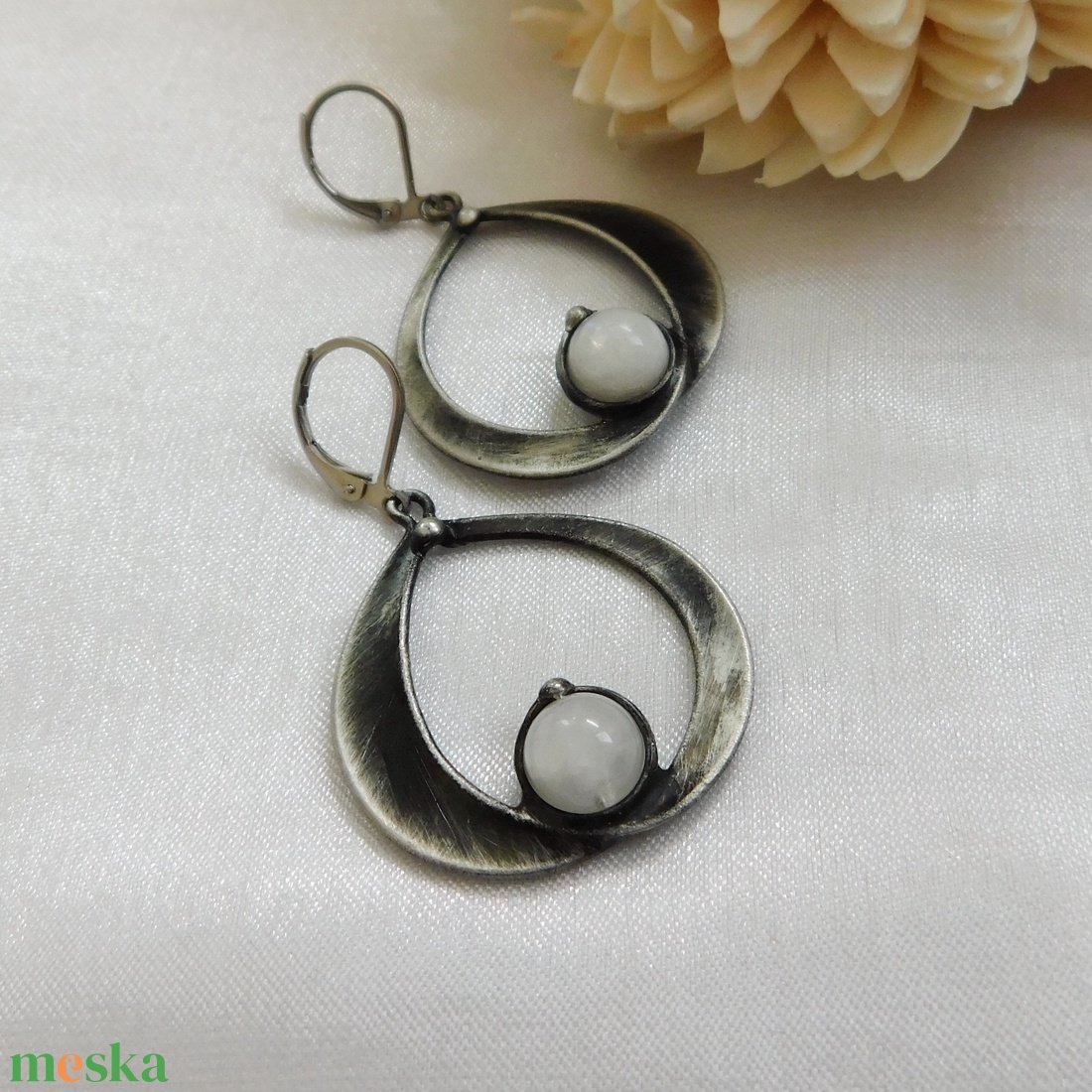 Szivárvány holdkő fülbevaló - ékszer - fülbevaló - lógós kerek fülbevaló - Meska.hu