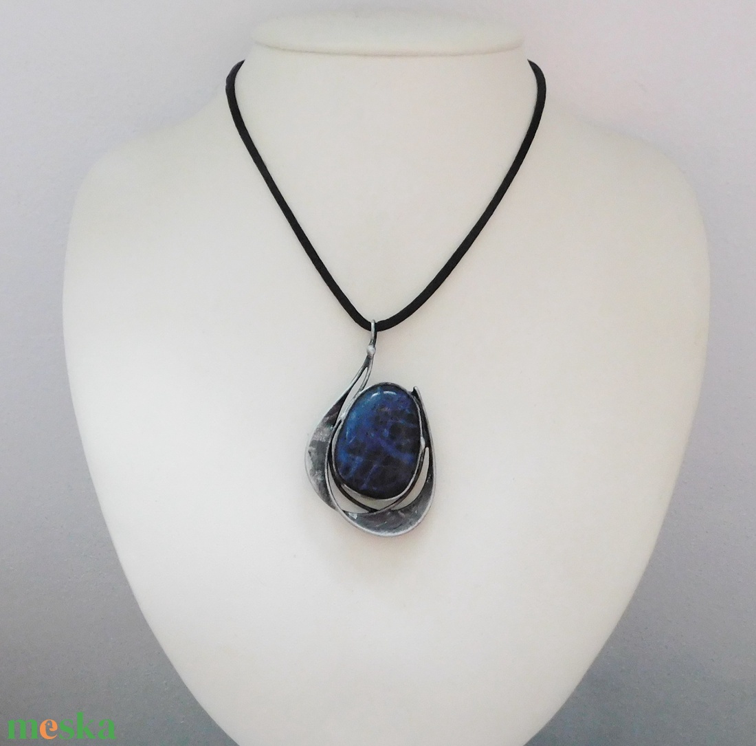 Szodalit medál - ékszer - nyaklánc - medálos nyaklánc - Meska.hu
