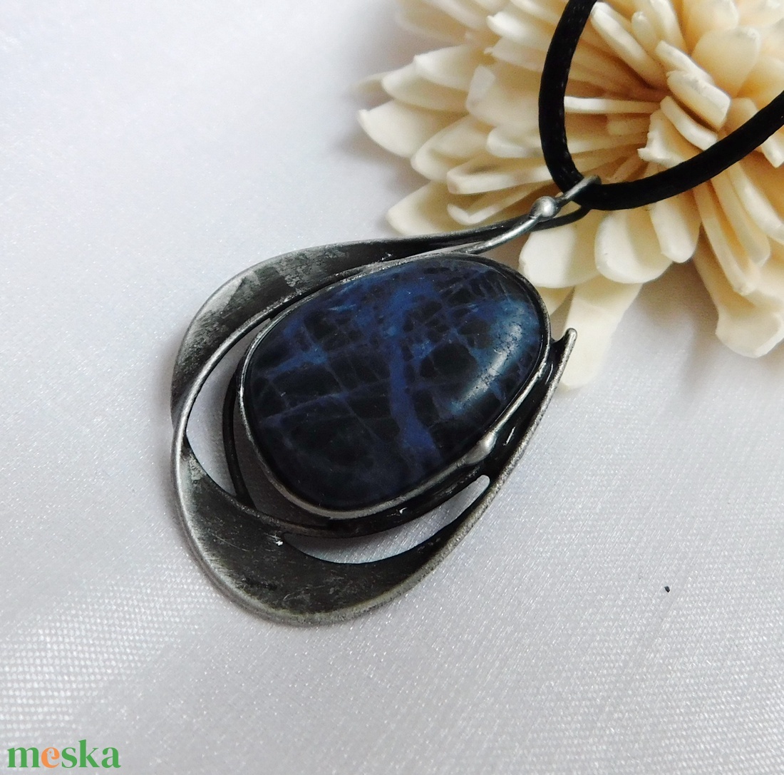 Szodalit medál - ékszer - nyaklánc - medálos nyaklánc - Meska.hu