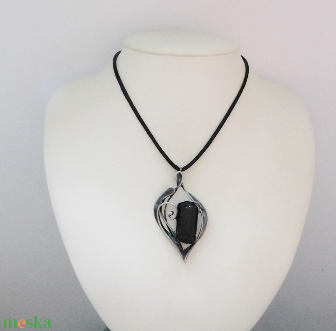 Nyers turmalin medál - ékszer - nyaklánc - medál - Meska.hu