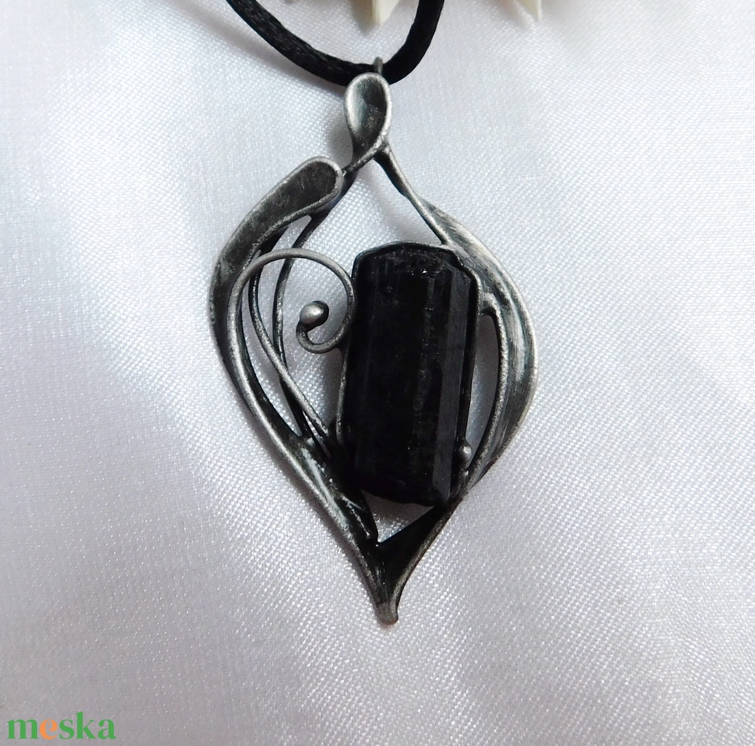 Nyers turmalin medál - ékszer - nyaklánc - medál - Meska.hu
