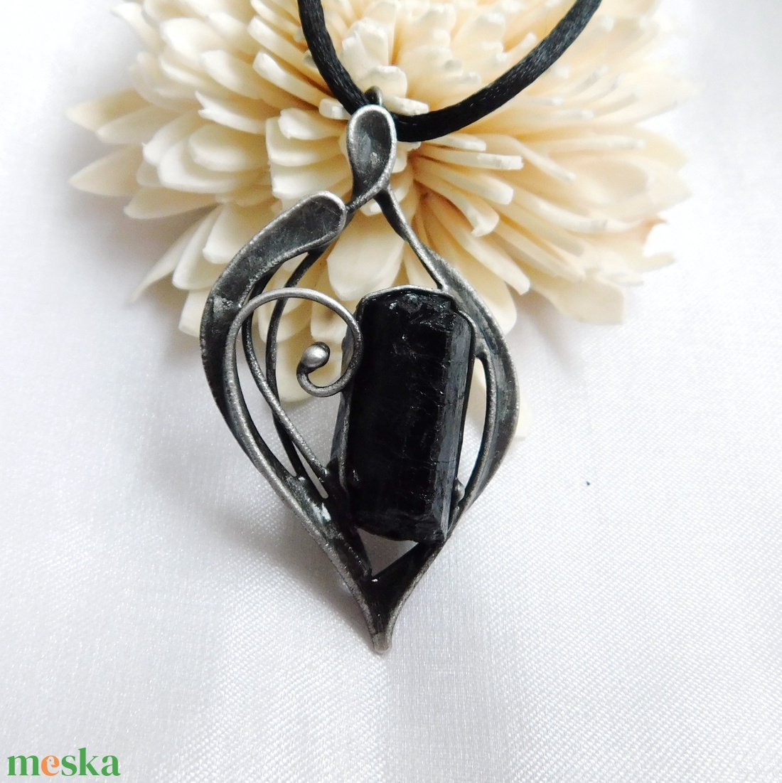 Nyers turmalin medál - ékszer - nyaklánc - medál - Meska.hu