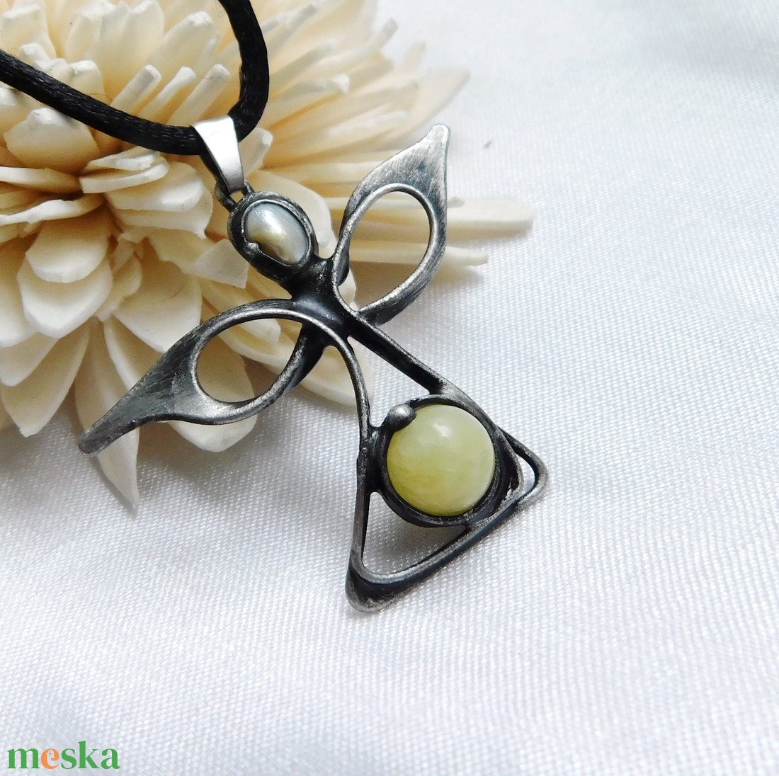 Kalcit angyal medál folyami gyönggyel - ékszer - nyaklánc - medál - Meska.hu