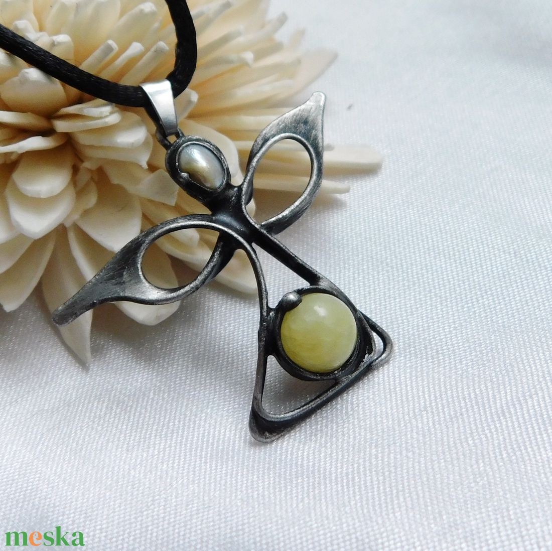 Kalcit angyal medál folyami gyönggyel - ékszer - nyaklánc - medál - Meska.hu