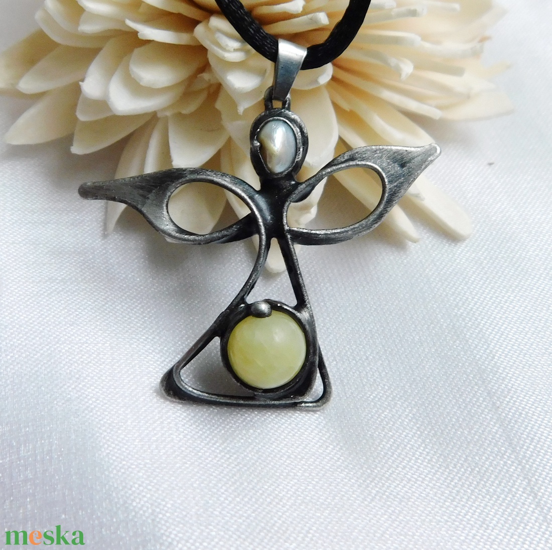 Kalcit angyal medál folyami gyönggyel - ékszer - nyaklánc - medál - Meska.hu