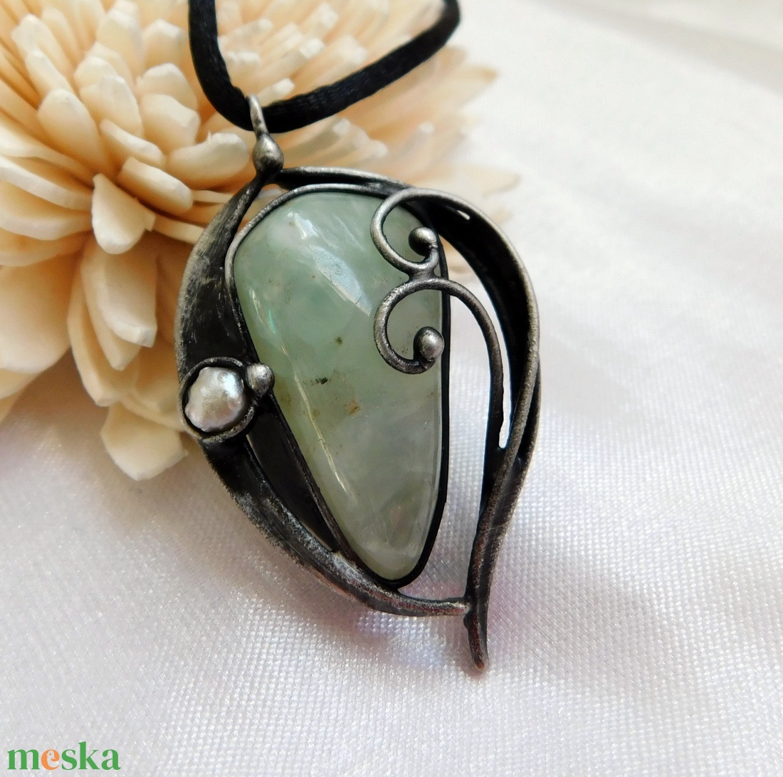 Prehnit medál folyami gyönggyel - ékszer - nyaklánc - medál - Meska.hu