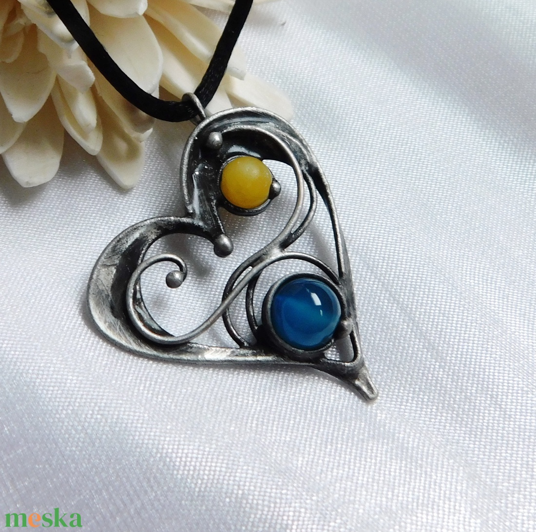 Achát szív medál kalcittal - ékszer - nyaklánc - medál - Meska.hu