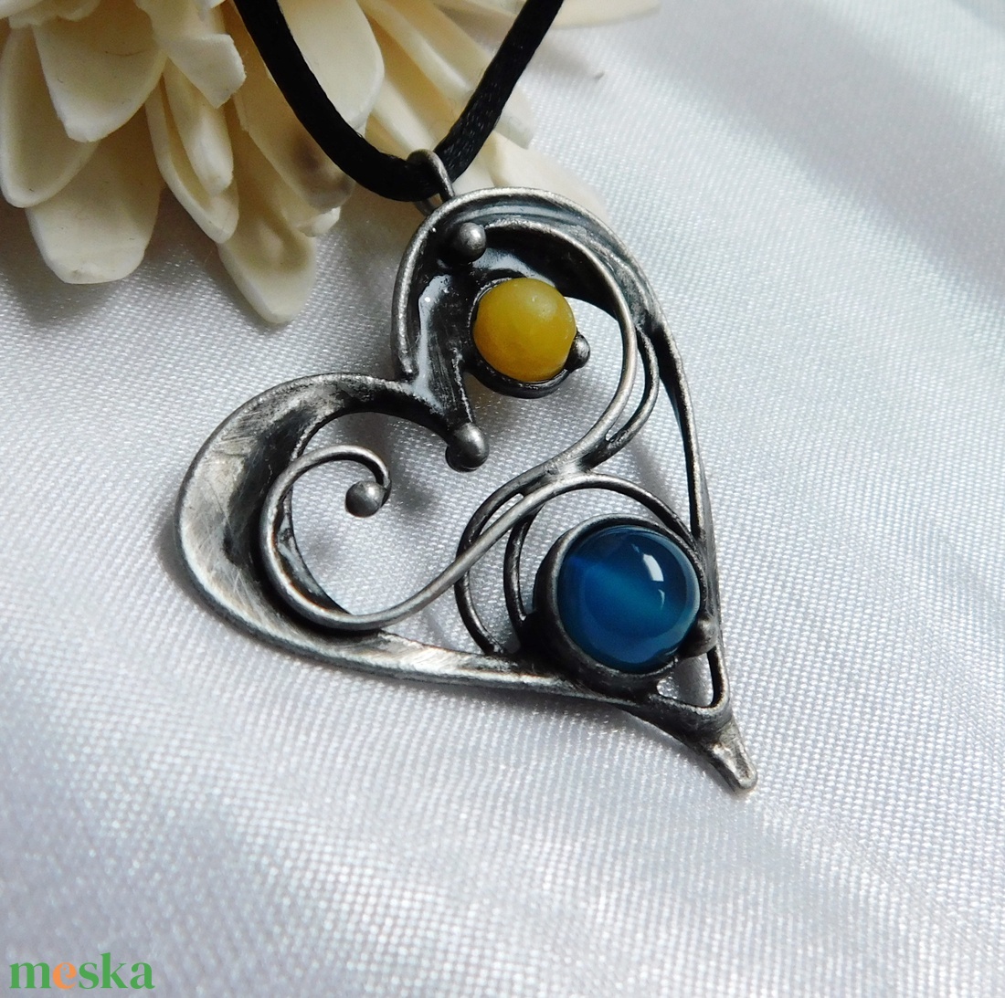 Achát szív medál kalcittal - ékszer - nyaklánc - medál - Meska.hu