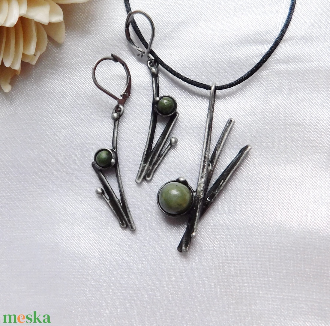 Nefrit jáde fülbevaló - ékszer - fülbevaló - lógós kerek fülbevaló - Meska.hu