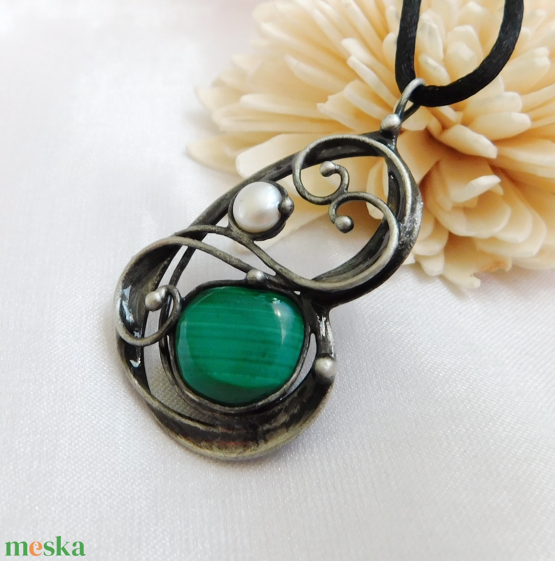 Malachit medál folyami gyönggyel - ékszer - nyaklánc - medálos nyaklánc - Meska.hu