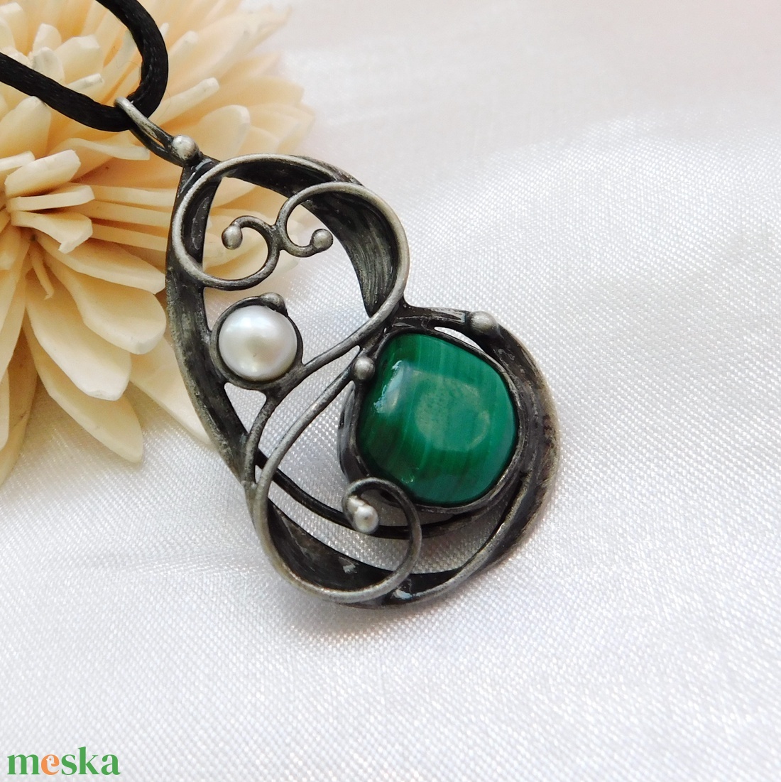 Malachit medál folyami gyönggyel - ékszer - nyaklánc - medálos nyaklánc - Meska.hu