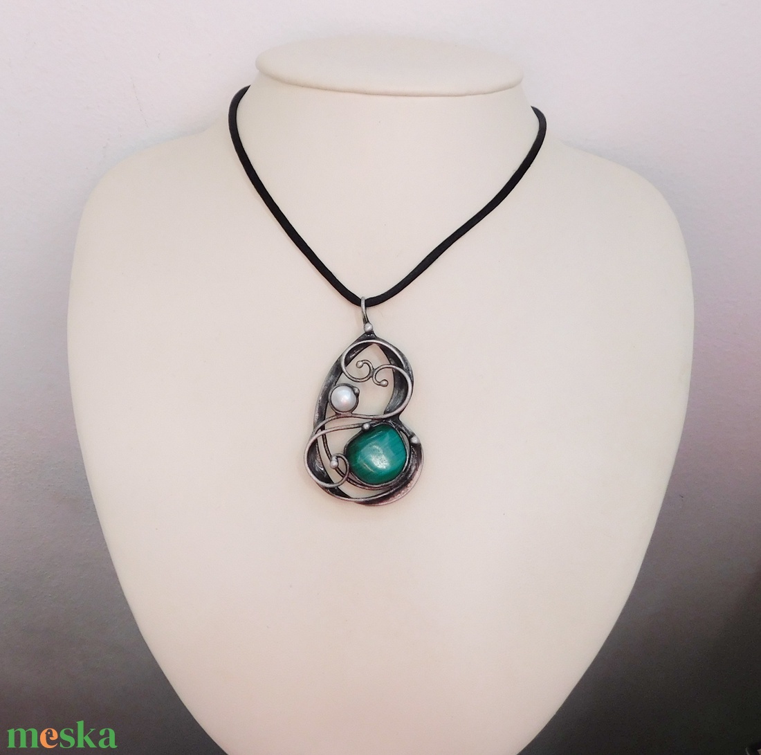 Malachit medál folyami gyönggyel - ékszer - nyaklánc - medálos nyaklánc - Meska.hu