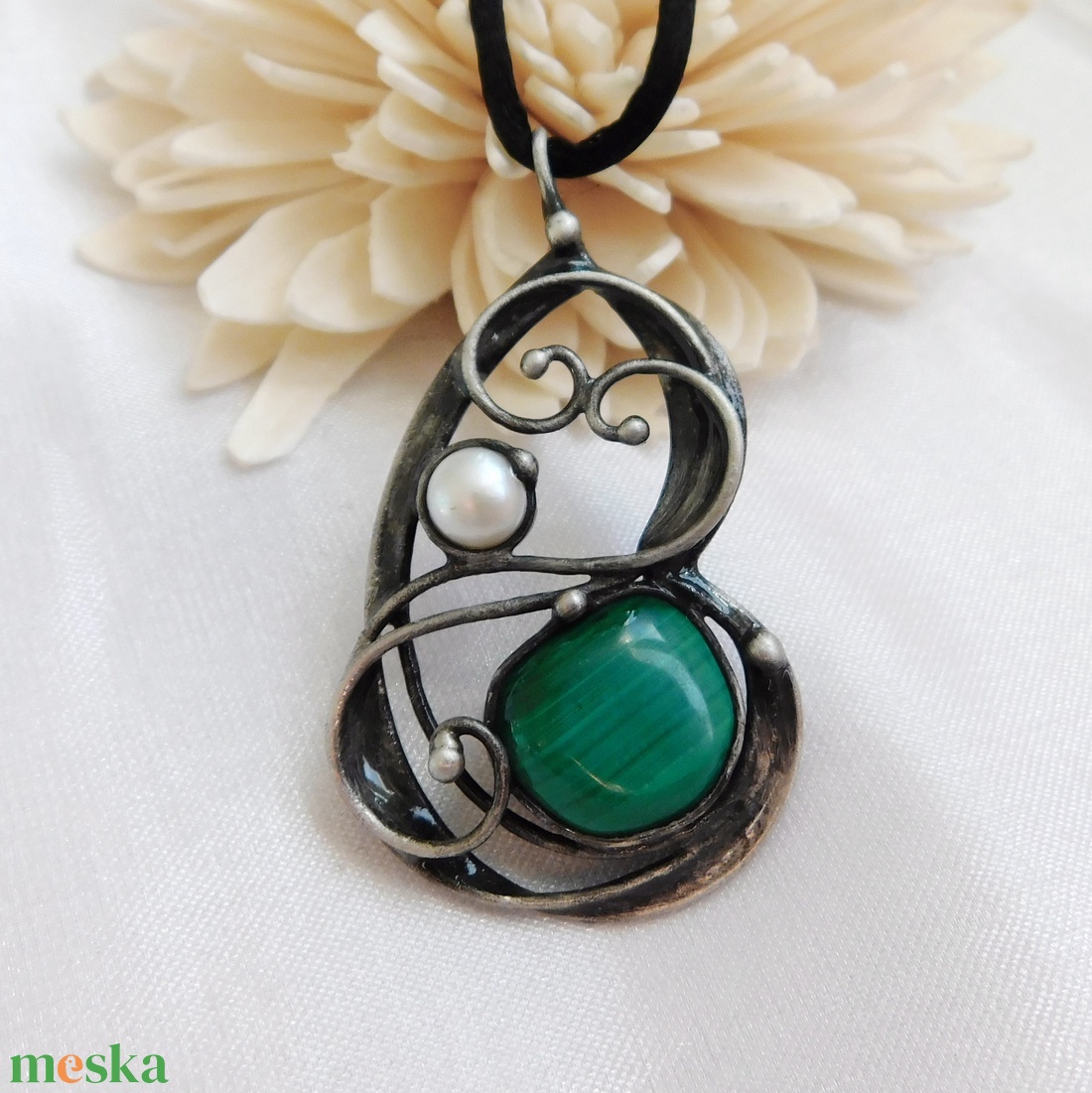 Malachit medál folyami gyönggyel - ékszer - nyaklánc - medálos nyaklánc - Meska.hu