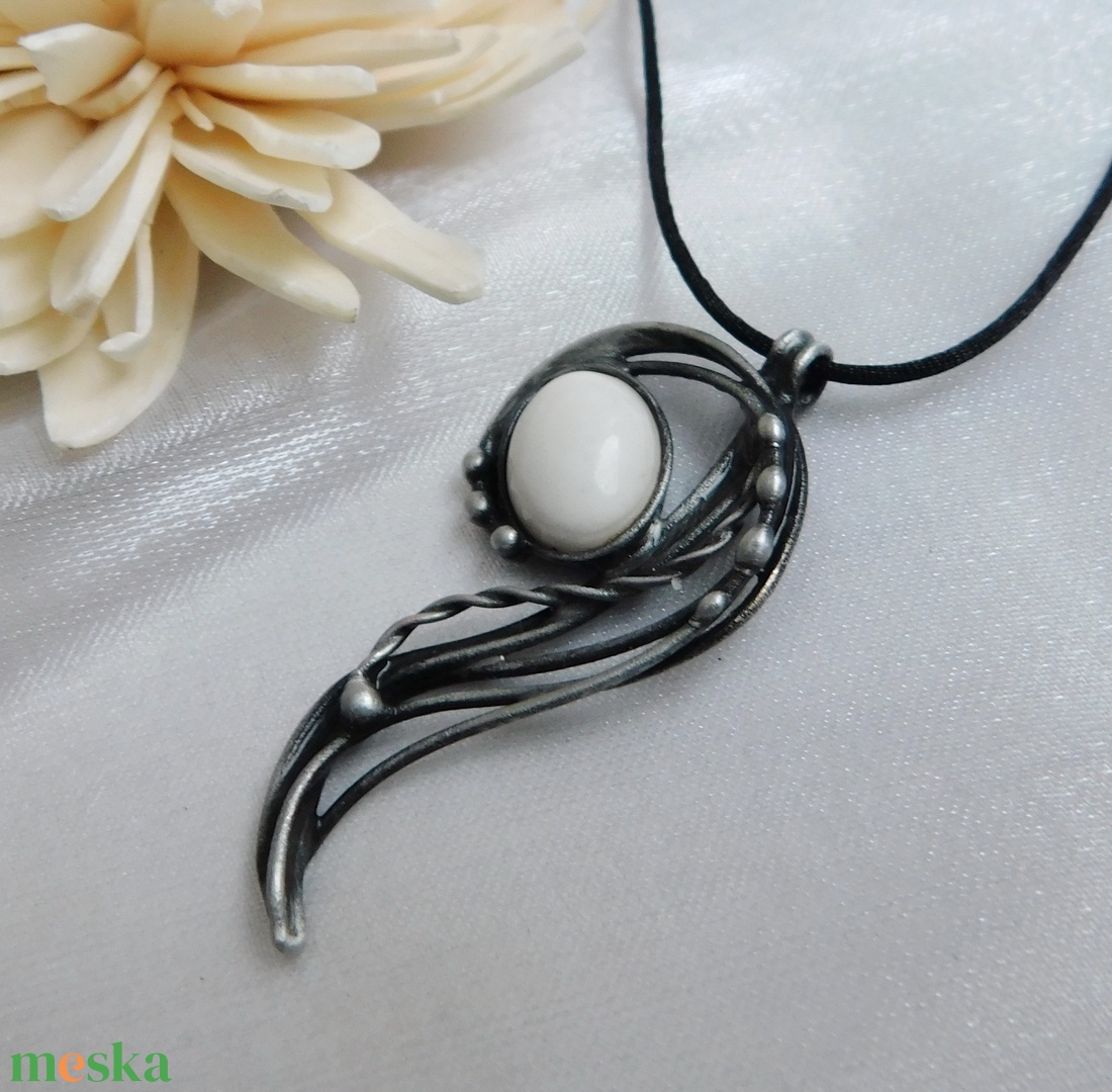 Howlit medál - ékszer - nyaklánc - medál - Meska.hu