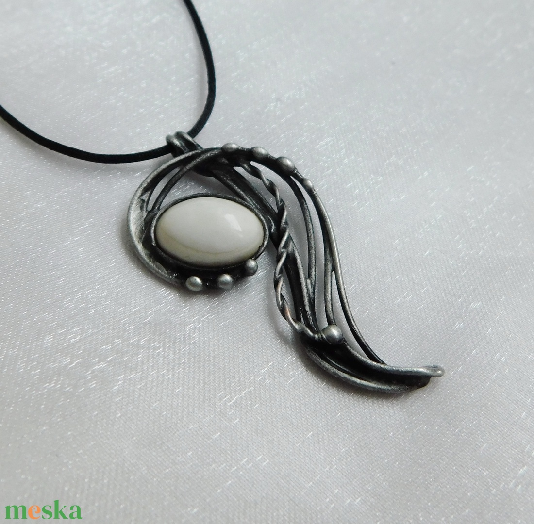 Howlit medál - ékszer - nyaklánc - medál - Meska.hu