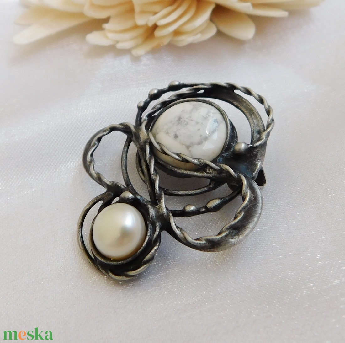 Howlit bross/kitűző gyönggyel - ékszer - kitűző és bross - Meska.hu