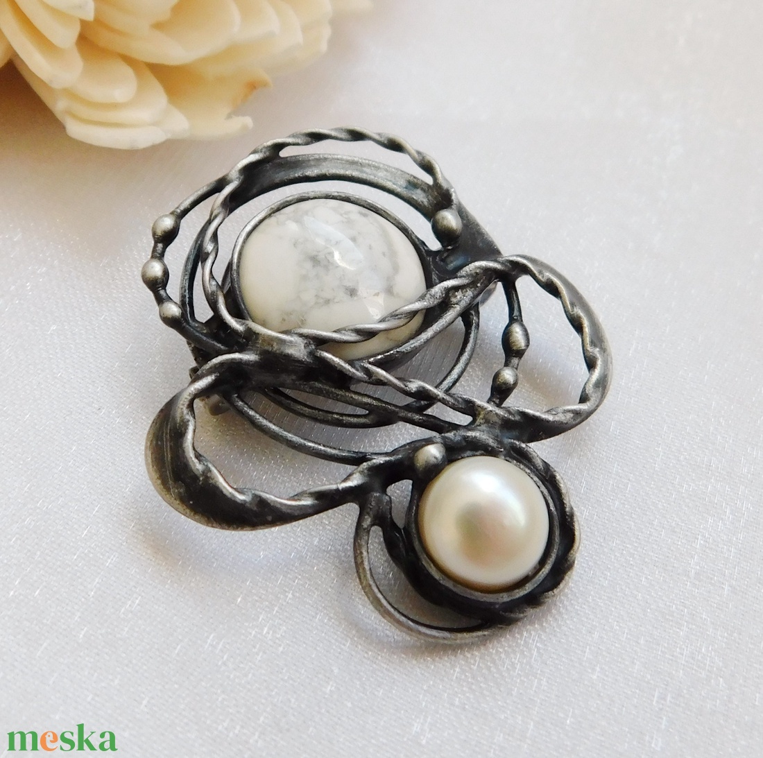 Howlit bross/kitűző gyönggyel - ékszer - kitűző és bross - Meska.hu