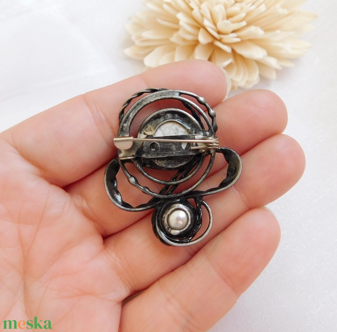 Howlit bross/kitűző gyönggyel - ékszer - kitűző és bross - Meska.hu
