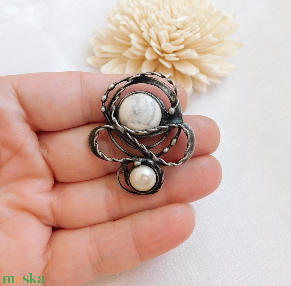 Howlit bross/kitűző gyönggyel - ékszer - kitűző és bross - Meska.hu