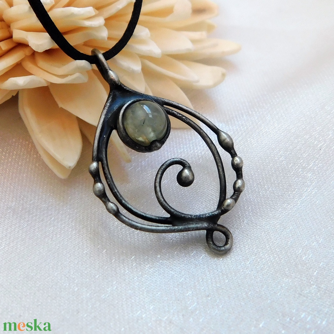 Prehnit medál  - ékszer - nyaklánc - medál - Meska.hu