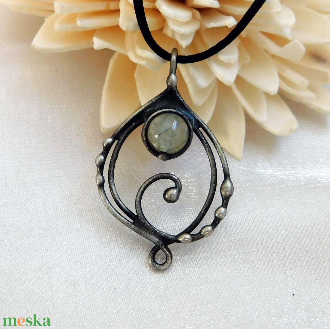 Prehnit medál  - ékszer - nyaklánc - medál - Meska.hu
